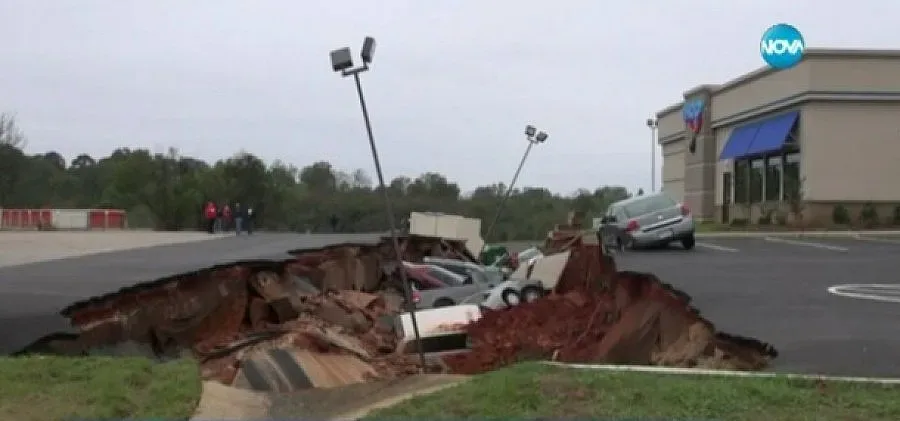 Дупка погълна над 10 коли в Мисисипи