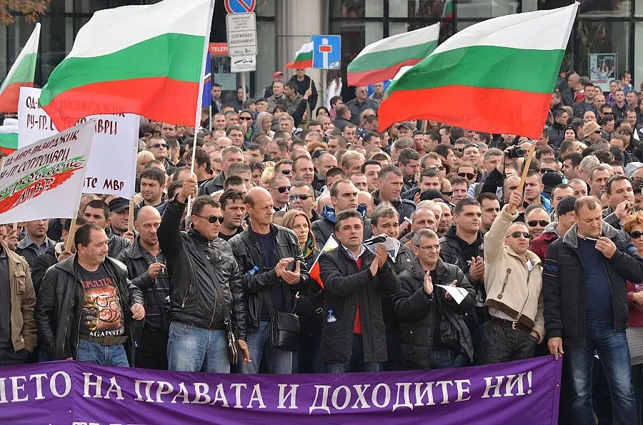 Властта отстъпи. Полицаите: Не вярваме (ОБЗОР)