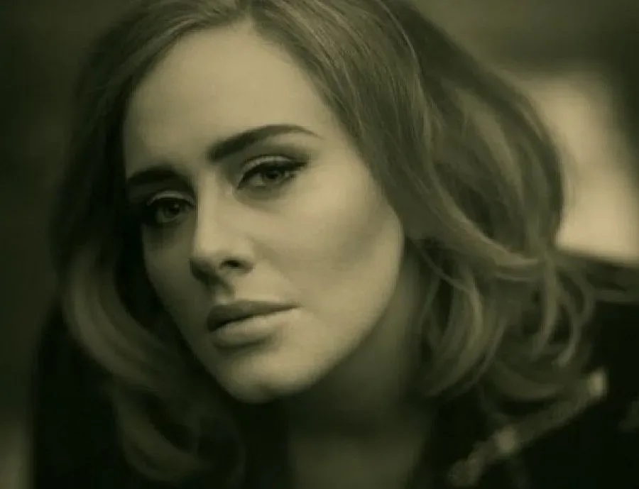 Спряха Twitter-a на Адел след пиянски постове