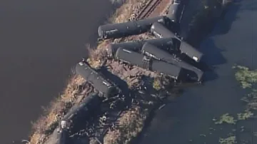 Влак с нефт дерайлира в САЩ