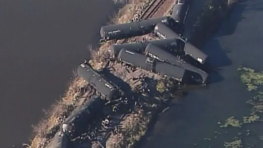 Влак с нефт дерайлира в САЩ