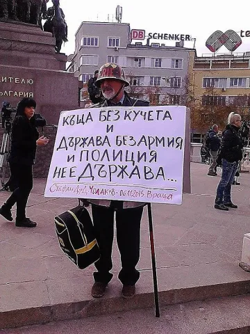 НА ЖИВО: Протестът на полицаите пред парламента