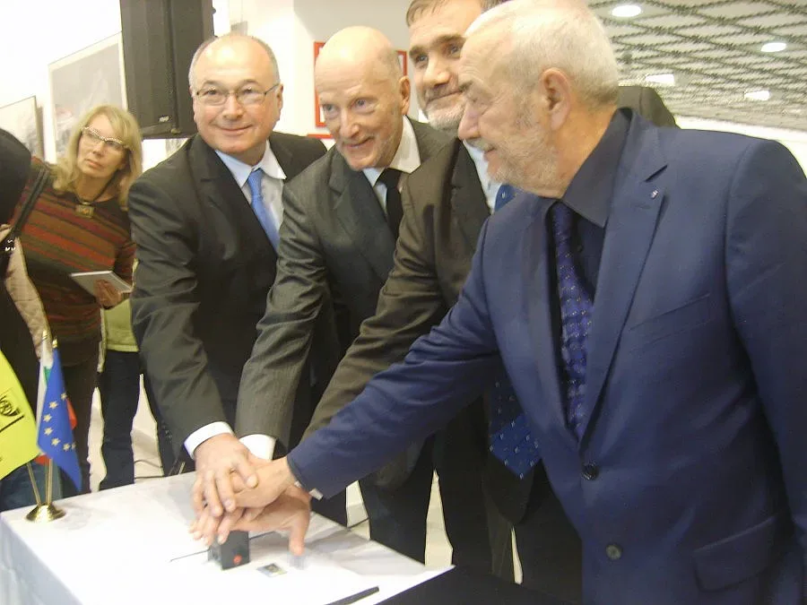 Симеон показа царски марки