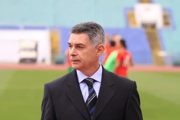 Полицай със златно сърце помага на деца