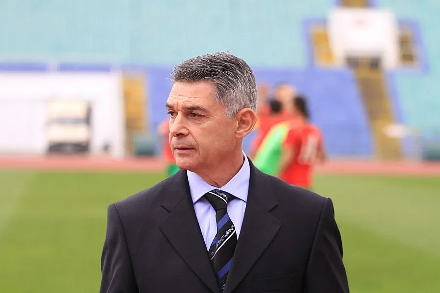 Полицай със златно сърце помага на деца