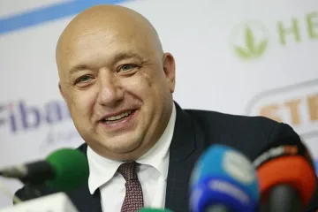 Спортният министър връчва купа на снукър шампион