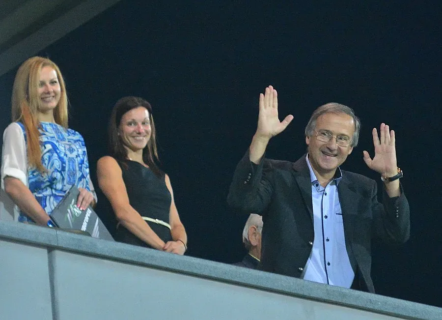 Дерменджиев дебютира с цветя и равенство