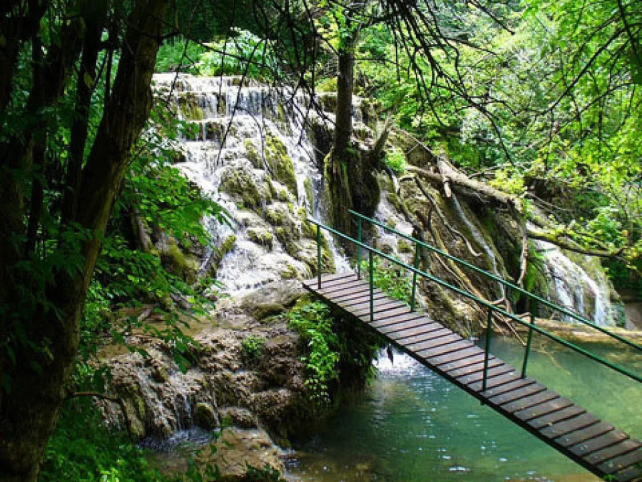 Продължава търсенето на затрупаните край Крушунските водопади