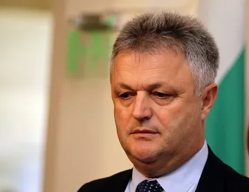 На цивилен шеф му е трудно във военното разузнаване