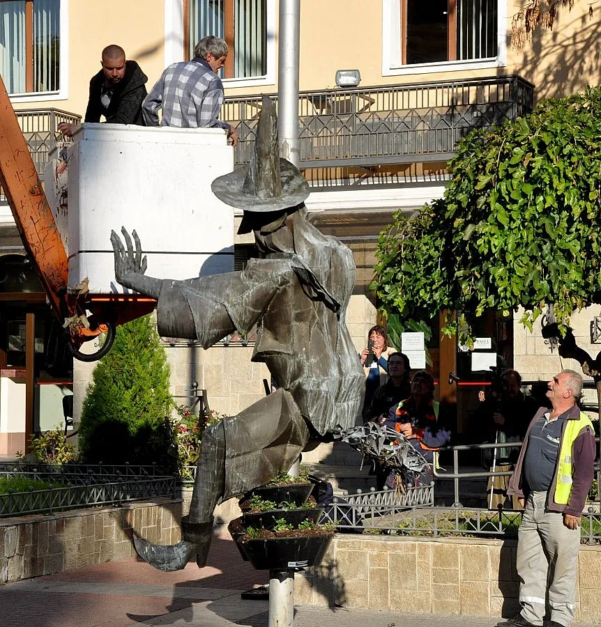 Свалиха пластиката на Баба Яга от стълба пред общината в Хасково