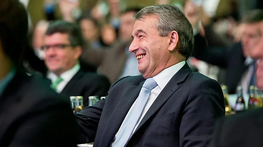 Немски бос гори като Платин