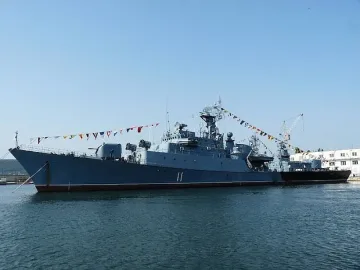 Наша фрегата претърсва кораб нарушител в океана