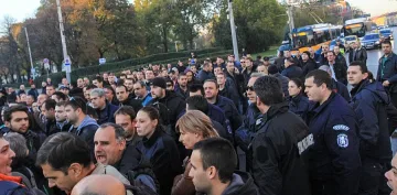Втора вечер на полицейски протести в столицата