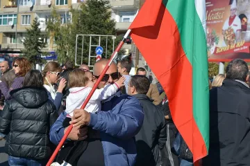 Над 100 униформени блокираха кръговото на автогарата в Кърджали. 