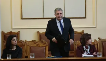 Миков към Калфин: Дясната ви политика обрича България