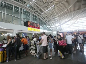 Затвориха летището на Бали заради изригване на вулкан