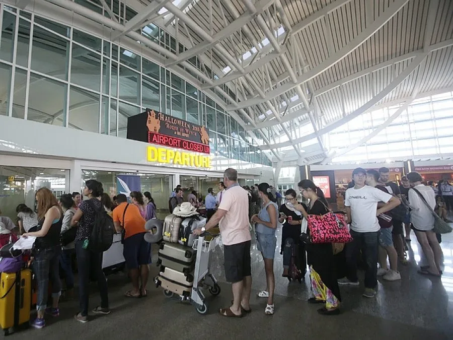 Затвориха летището на Бали заради изригване на вулкан