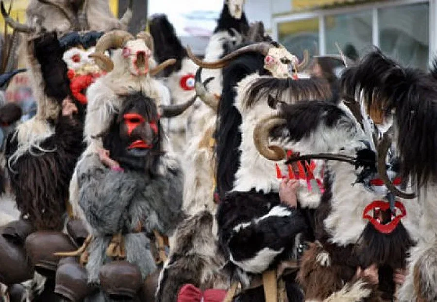 Жени и момичета стават кукери