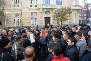 300 полицаи блокираха сградата на МФ