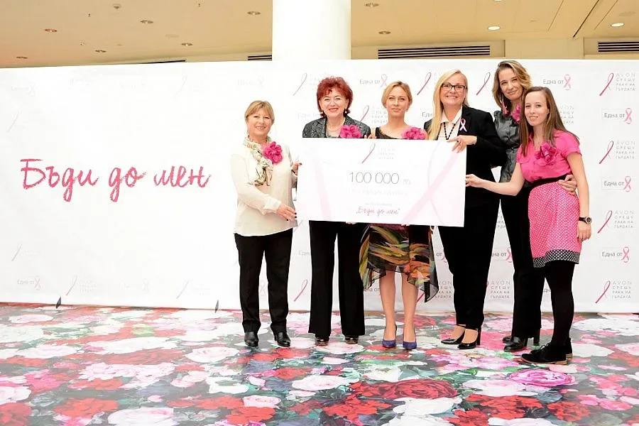Avon дари 100 000 лв. на Фондация „Една от 8“ 