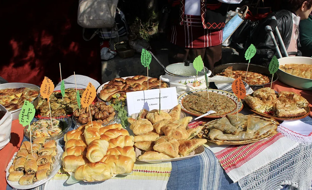 Коледен кулинарен базар и коледарски състави ни очакват утре на площад "Севтополис"