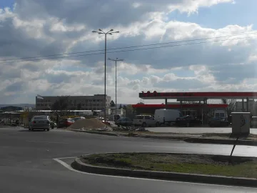 Марешки с бензиностанция, продава с 20 ст. по-евтино