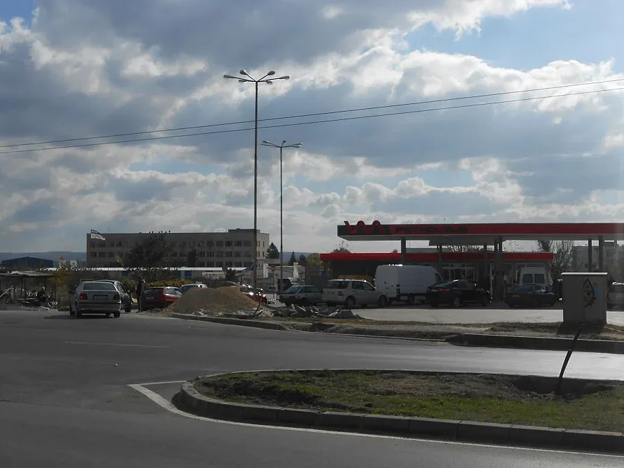 Марешки с бензиностанция, продава с 20 ст. по-евтино