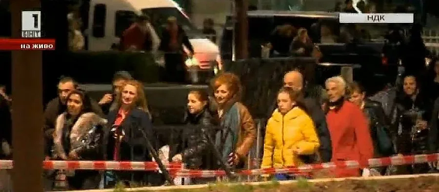 Членове на СИК пазят ред пред НДК