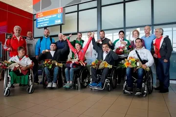 Посрещнаха параатлетите с цветя и поздравления от Кралев 