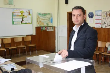 Делян Добрев гласува на балотажа за свободния дух