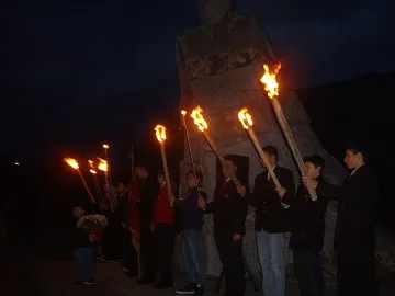 С факелно шествие ученици от Кърджали честват народните будители
