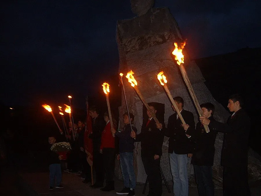 С факелно шествие ученици от Кърджали честват народните будители