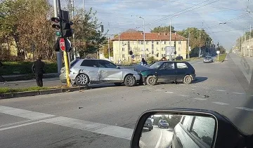 Две коли катастрофираха челно в Плевен