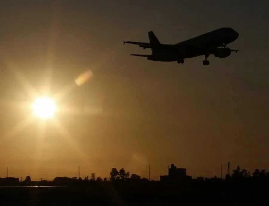 Руски пътнически самолет изчезна от радарите (ОБНОВЯВА СЕ)