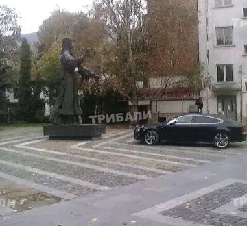 Наглец паркира пред паметника на Софроний Врачански