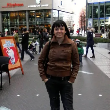 Художничка разпродава картините си, търси спасение от коварна болест