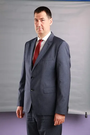 Иван Тотев продължава да прави спортни зали и детски площадки