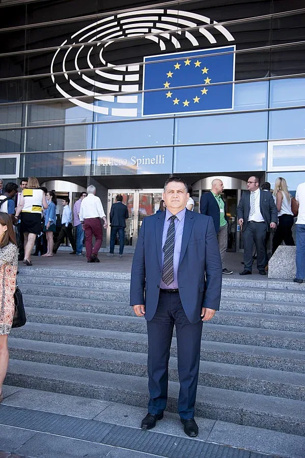 Валентин Василев помага на хората да се лекуват