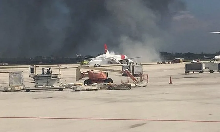 Самолет се запали при излитане в Холивуд, има пострадали