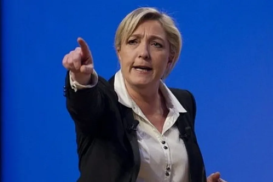 Евродепутат гласувал с картата на Льо Пен