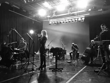 Лили разбуни Канада  