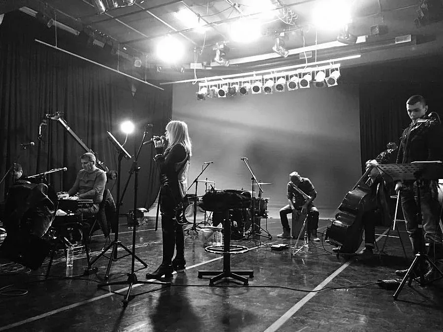 Лили разбуни Канада  