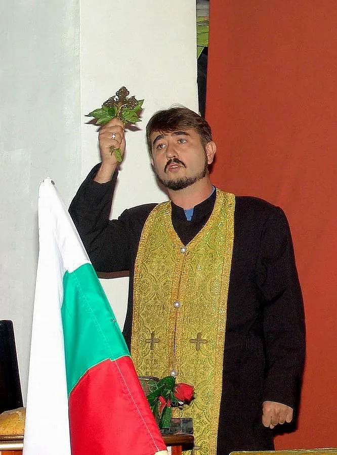 Поп Евгени от Берковица стана съветник, баща му – също