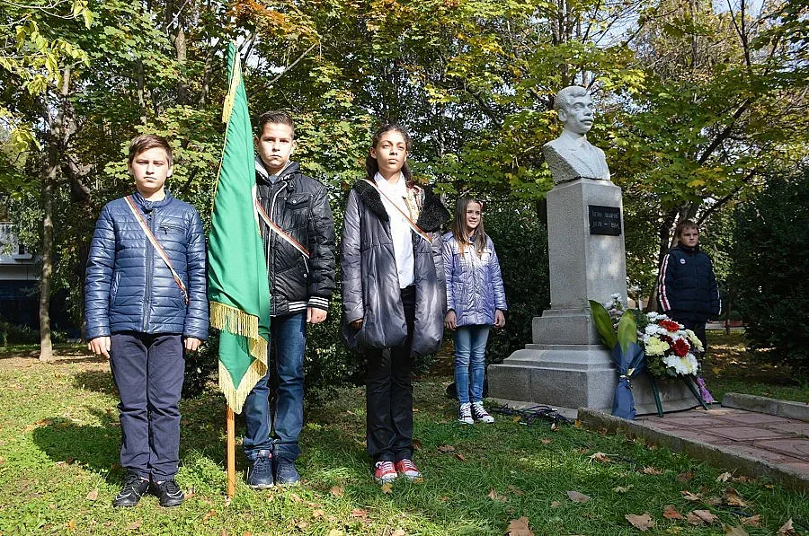 Граждани и ученици почетоха Яворов