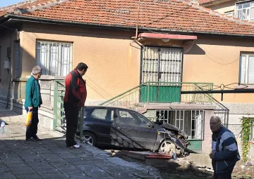 Пиян шофьор мина през ограда и паркира в двор на къща