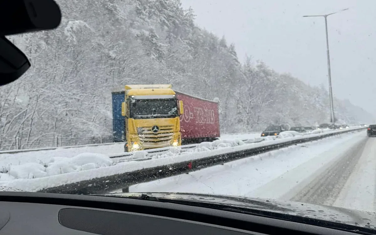 Снеговалеж и закъсали коли блокират движението по пътища у нас
