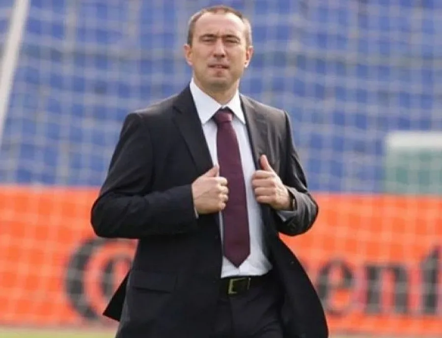 Мъри Стоилов докосва титлата