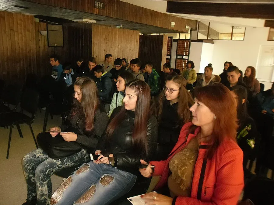 Ученици дискутираха трафика на хора в Благоевград