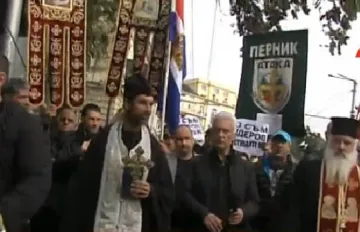 Свещеник и музика водят протеста на "Атака"