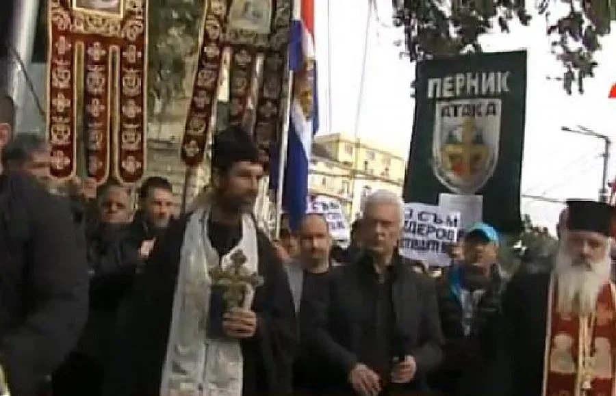 Свещеник и музика водят протеста на "Атака"